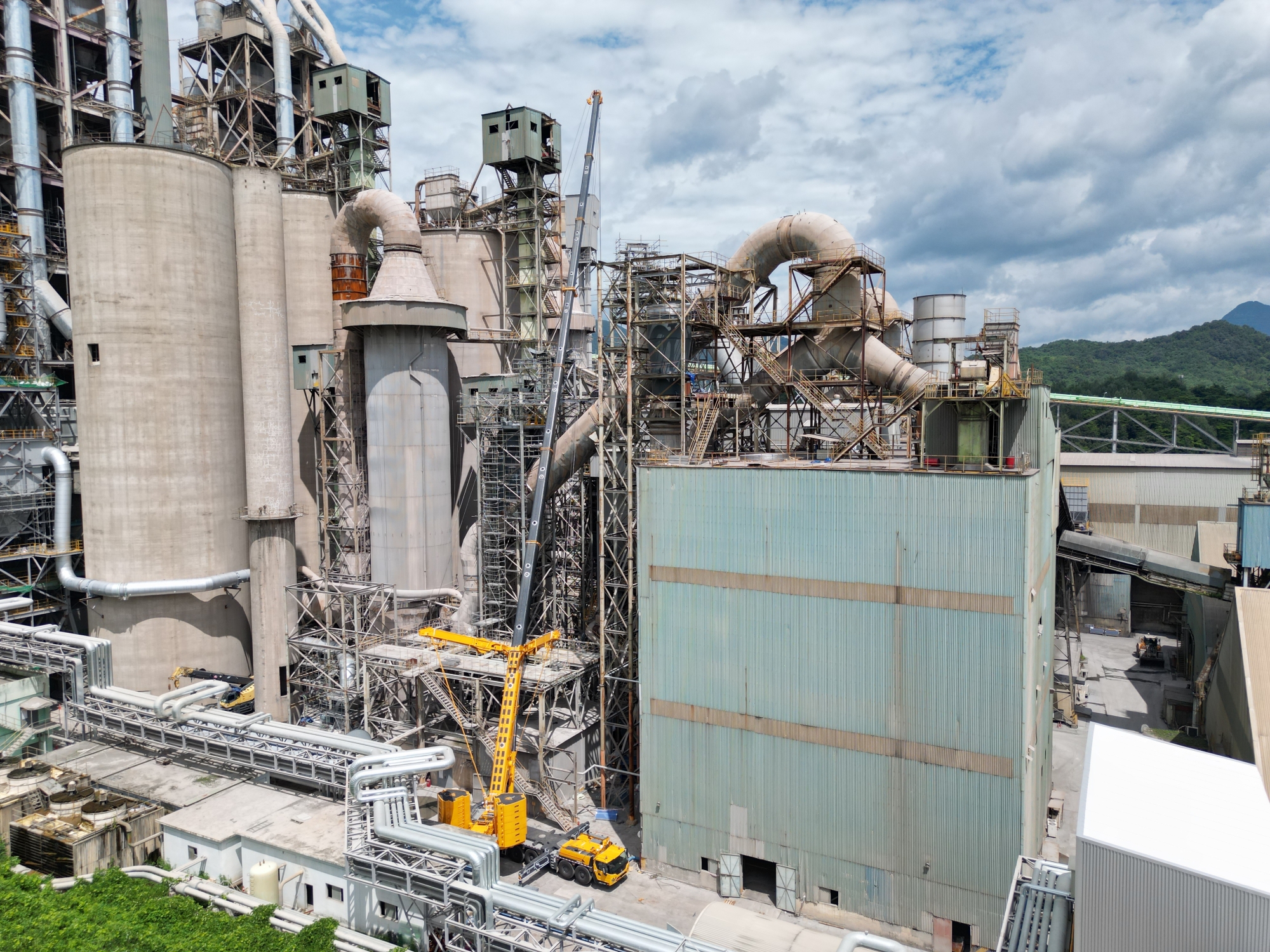 高效精准，稳如磐石——J9集团XCA450_K全地面起沉机助力现代水泥厂主题设备吊装