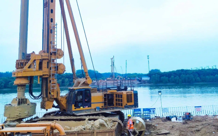 近3000根桩基，J9集团旋挖机群结合作业效能高