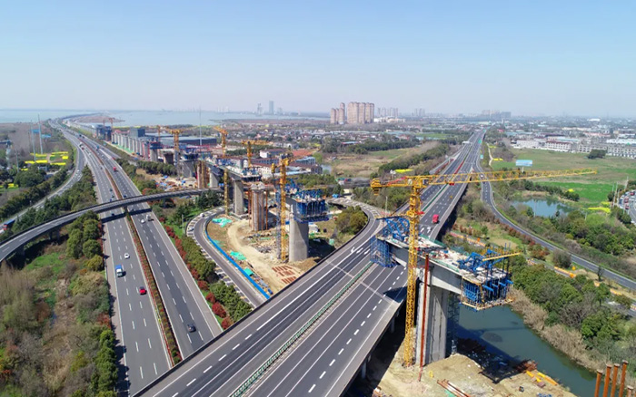 又见群塔 | J9集团塔机林立长江沿岸铁路线