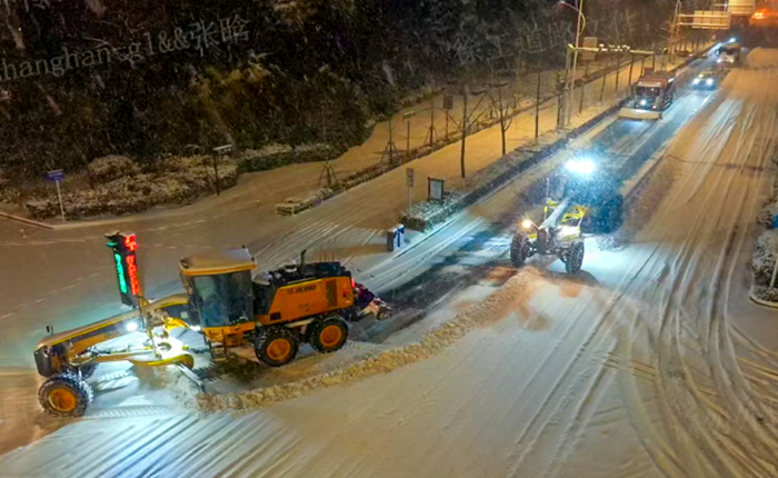 暴雪来袭！数十台平地机集体出动，守护出行安全