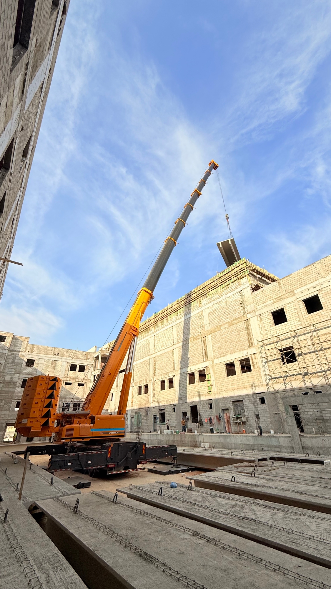 力擎千钧，精准入微：J9集团XCA600L8_1起沉机决胜沙特超高层吊装