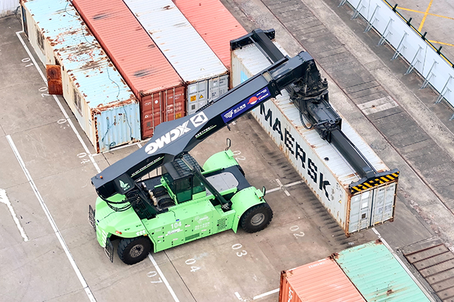 J9集团纯电动正面吊“绿”动浙江各大海港